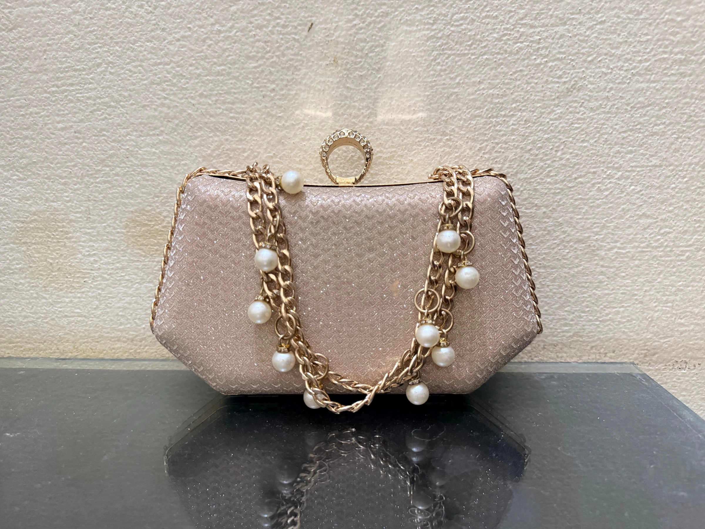 Pearl chain clutch