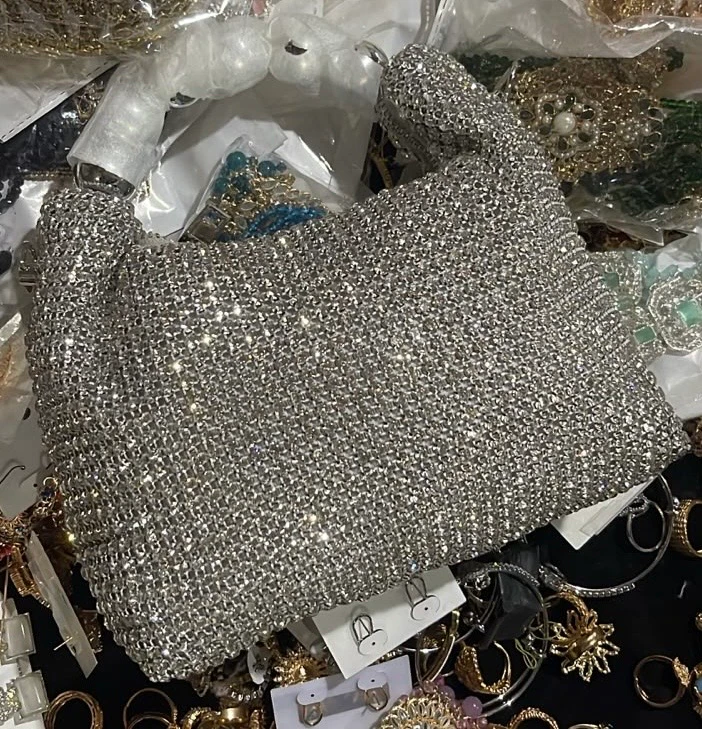 Clutch with extra stone